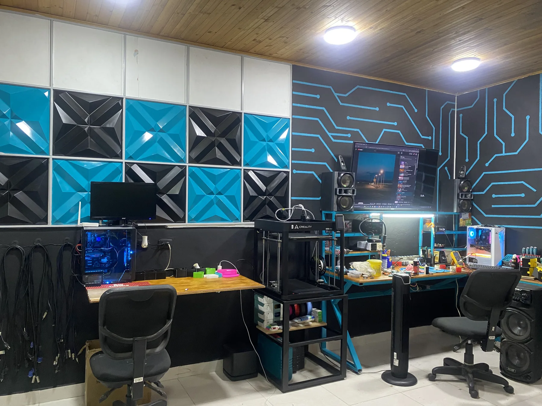 Taller de JC LED Electronics con equipos, audio e impresoras 3D